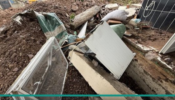Sakarya'da sel ve heyelan bir evi yıktı, eşyalar çevreye savruldu (Foto Galeri)